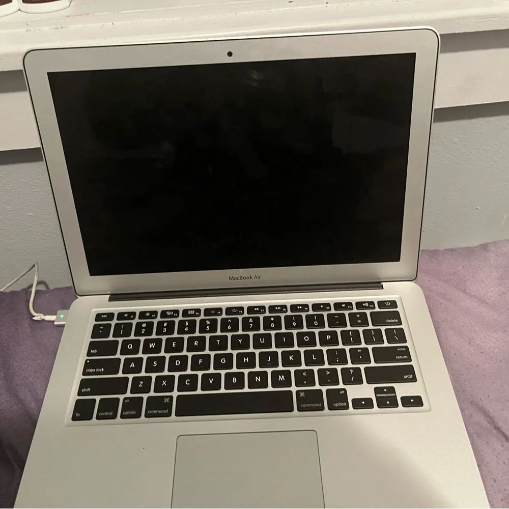 MacBook Air - Picture 2 of 3